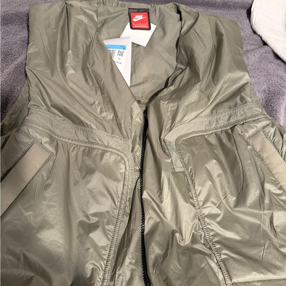 NWT Nike lightweight  loose fit tech vest in black and Olive